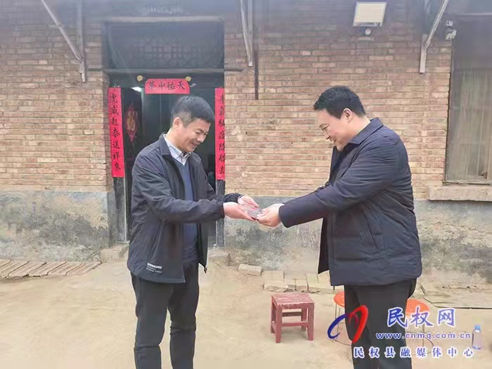 縣委常委、組織部長王義彬?yàn)椴┦考彝ナ谂? title=
