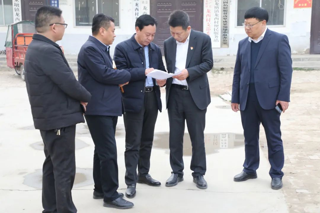 縣委常委、縣紀委書記、縣監(jiān)委主任冉燃到龍?zhí)伶?zhèn)暗訪人居環(huán)境整治、信訪維穩(wěn)等工作