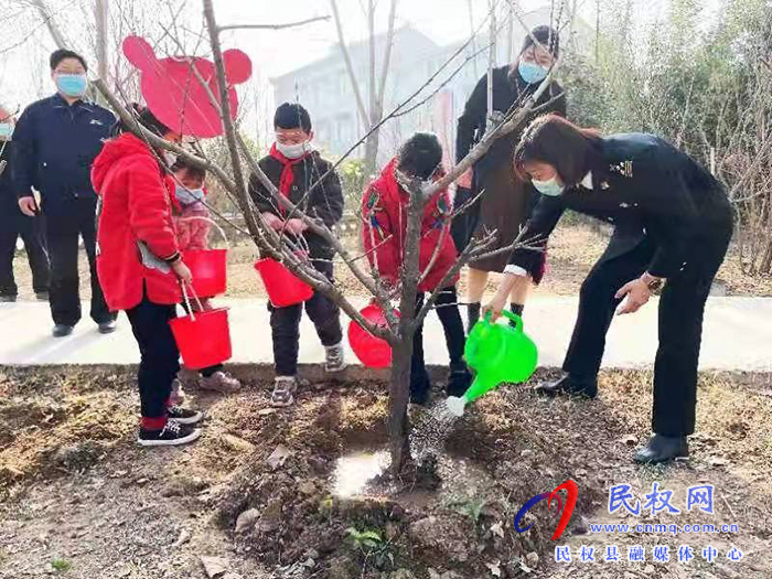 縣委常委、副縣長于茜來到花園鄉(xiāng)參加植樹活動
