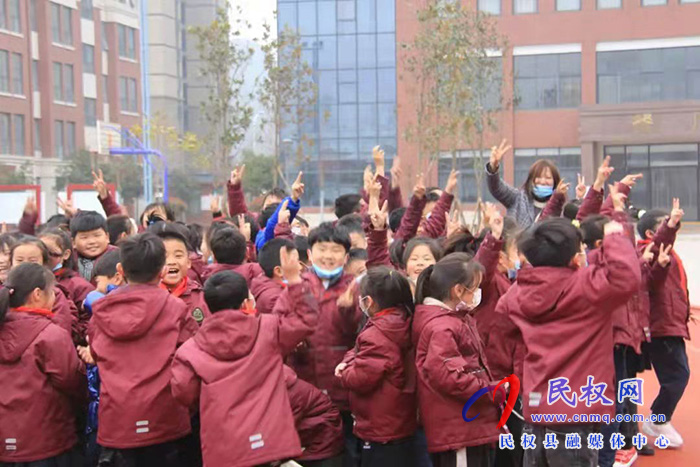 求實(shí)“小農(nóng)夫”勞育課程遇上了植樹(shù)節(jié)，這些畫(huà)面也太溫馨了！