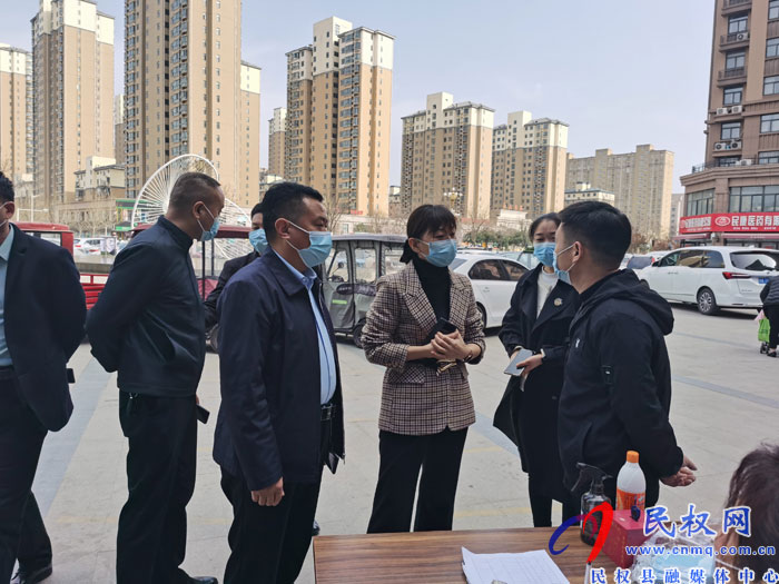 縣委常委、副縣長(zhǎng)于茜、高新區(qū)副主任張玉棟?rùn)z查督導(dǎo)口岸、市場(chǎng)保供疫情防控工作