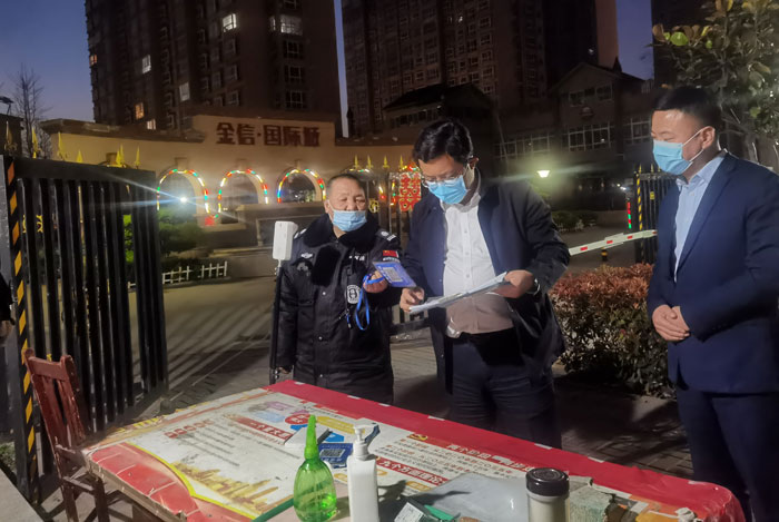 縣委常委、統(tǒng)戰(zhàn)部長、南華街道辦事處黨工委書記李君督導疫情防控工作