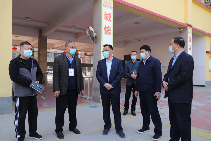 縣委常委、宣傳部長(zhǎng)、副縣長(zhǎng)畢道喜查看校園疫情防控工作