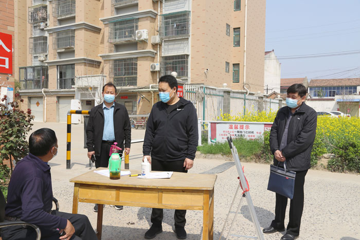 縣委常委、組織部長(zhǎng)王義彬暗訪督導(dǎo)群防群控工作