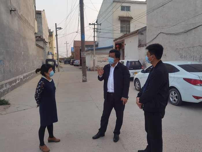 縣委常委、統(tǒng)戰(zhàn)部長、南華街道辦事處黨工委書記李君督導(dǎo)疫情防控和全民核酸檢測準備工作