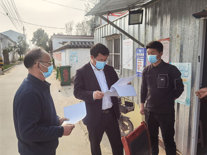 縣委常委、統(tǒng)戰(zhàn)部長、南華街道辦事處黨工委書記李君督導(dǎo)疫情防控和全民核酸檢測工作