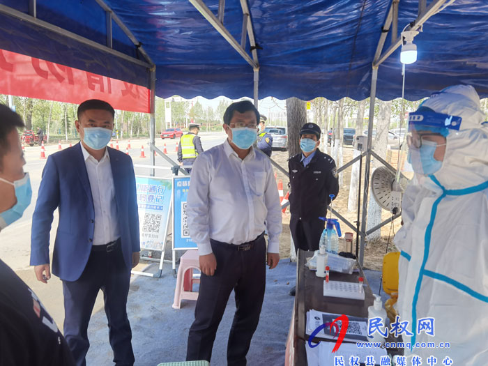 縣委常委、統(tǒng)戰(zhàn)部長、南華街道辦事處黨工委書記李君慰問疫情防控一線工作人員