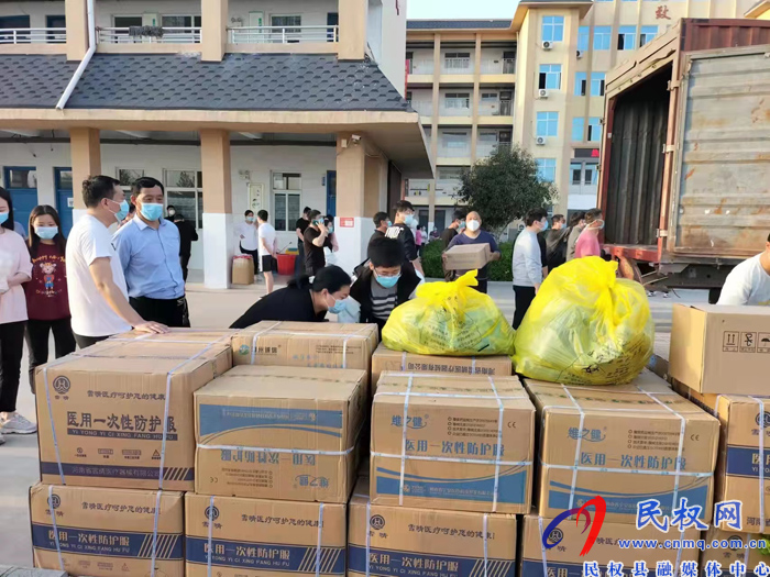 民權(quán)縣衛(wèi)健委機(jī)關(guān)黨委書記、黨組成員、副主任孫濤到永城市慰問民權(quán)縣支援永城核酸采樣隊(duì)人員