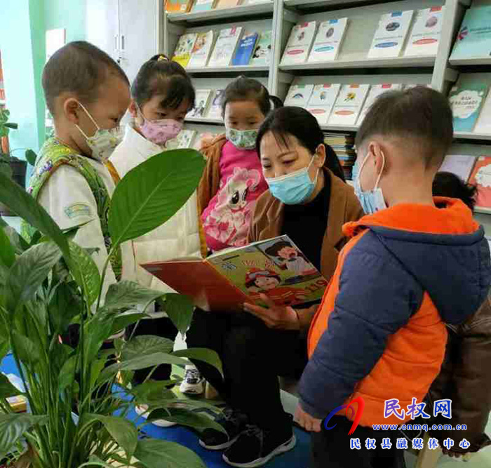 享受書(shū)香濃，閱讀“閱”美麗。民權(quán)縣幼兒園疫情期間持續(xù)推進(jìn)書(shū)香校園建設(shè)活動(dòng)，家園共育、親子共讀，書(shū)香家庭