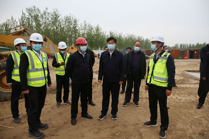縣委書記張團結(jié)調(diào)研方艙隔離點建設工作