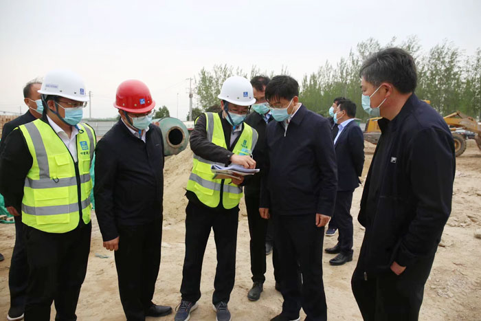 縣委書記張團結(jié)調(diào)研方艙隔離點建設工作