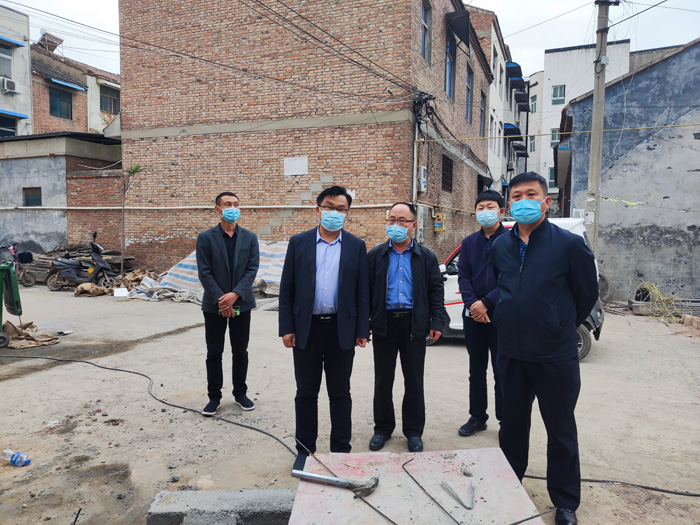 縣委常委、宣傳部長、副縣長畢道喜調(diào)研城區(qū)公廁建設項目情況
