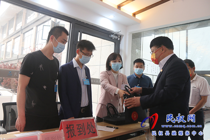 出席民權縣第十六屆人民代表大會第一次會議的代表陸續(xù)報到