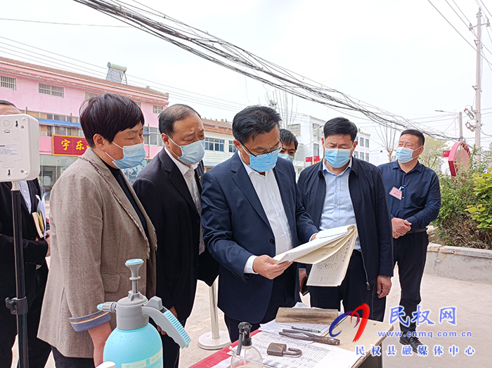 縣委常委、宣傳部長、副縣長畢道喜督導(dǎo)檢查學(xué)校疫情防控和全縣九年級第一次模擬考試工作