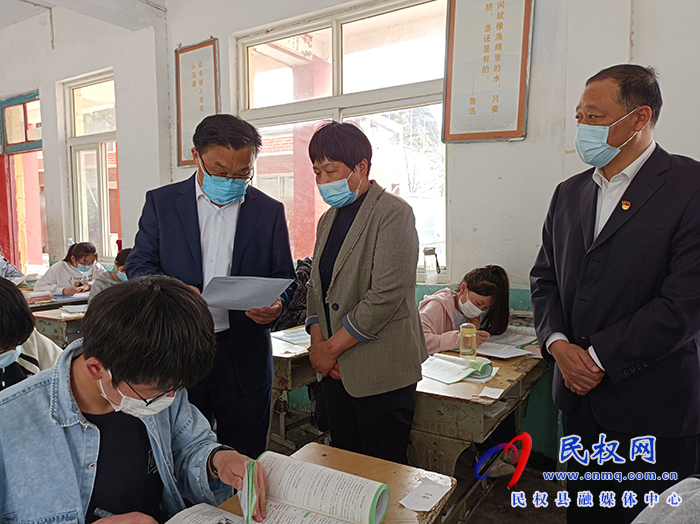 縣委常委、宣傳部長、副縣長畢道喜督導(dǎo)檢查學(xué)校疫情防控和全縣九年級第一次模擬考試工作