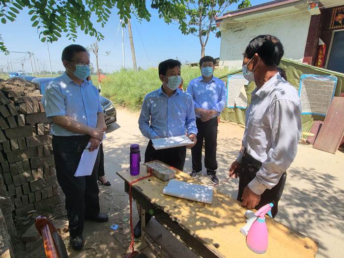 縣委常委、政法委書記陳鴻志到程莊鎮(zhèn)督導(dǎo)檢查疫情防控工作
