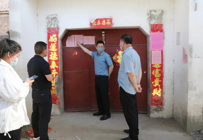 縣委常委、縣紀(jì)委書(shū)記、縣監(jiān)委主任冉燃暗訪督導(dǎo)疫情防控工作