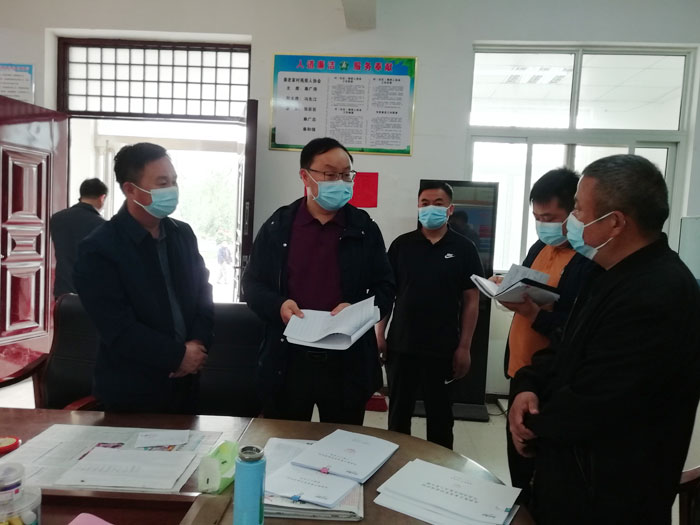 縣委副書記栗團結調研督導疫情防控和農村人居環(huán)境整治工作