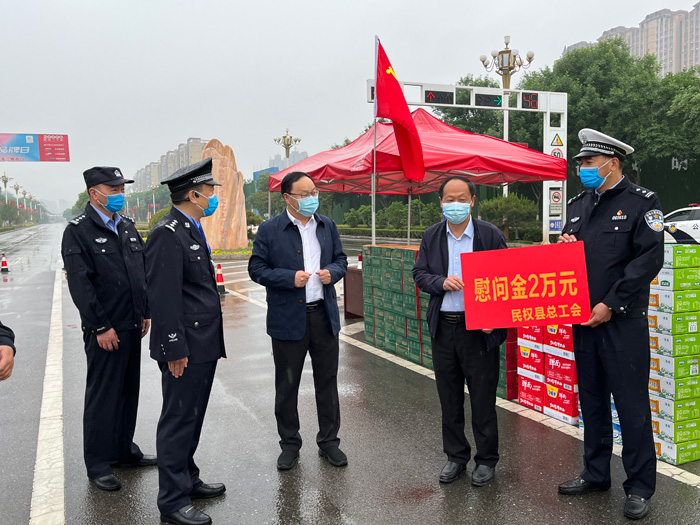 縣領(lǐng)導(dǎo)栗團結(jié)、瞿志君慰問抗疫一線人員