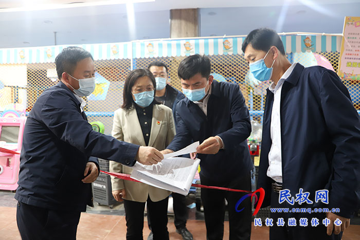 縣委副書記、縣長(zhǎng)王靜嫻暗訪疫情防控、社會(huì)面管控和市場(chǎng)保供工作落實(shí)情況