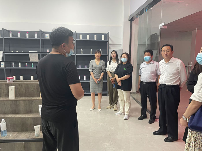斜杠廣場創(chuàng)始人兼集團(tuán)副總裁趙國磊、商務(wù)主管李金瓊一行來民洽談電商直播基地合作項(xiàng)目