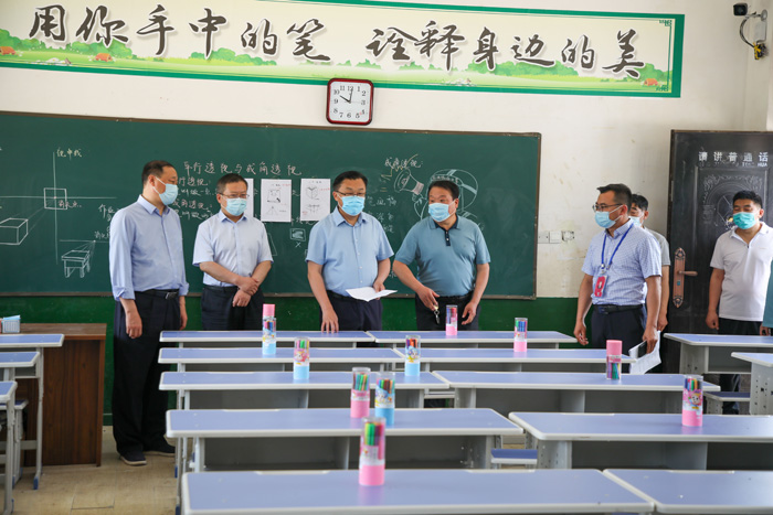 縣委常委、宣傳部長、副縣長畢道喜查看國家質(zhì)量監(jiān)測樣本校準備工作