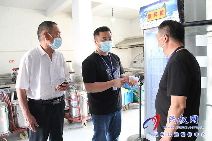 花園鄉(xiāng)市場監(jiān)管部門開展食品安全“守底線、查隱患、保安全”專項行動