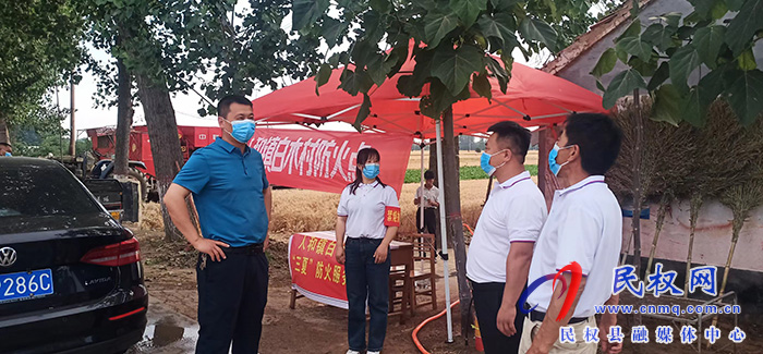 人和鎮(zhèn)政府鎮(zhèn)長(zhǎng)韓建深入到田間地頭、各防火服務(wù)點(diǎn)，查看“三夏”防火安全、物資儲(chǔ)備和值班值守等工作