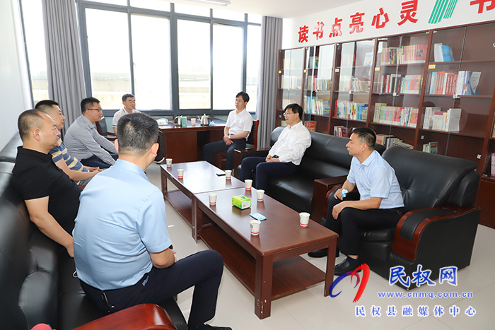 縣委書記張團結會見來民客商