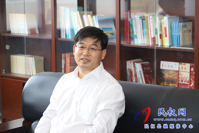 縣委書記張團結會見來民客商