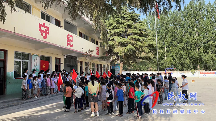 民權(quán)縣糧食收購儲備中心赴大陳莊小學(xué)開展“唱支紅歌給黨聽”活動