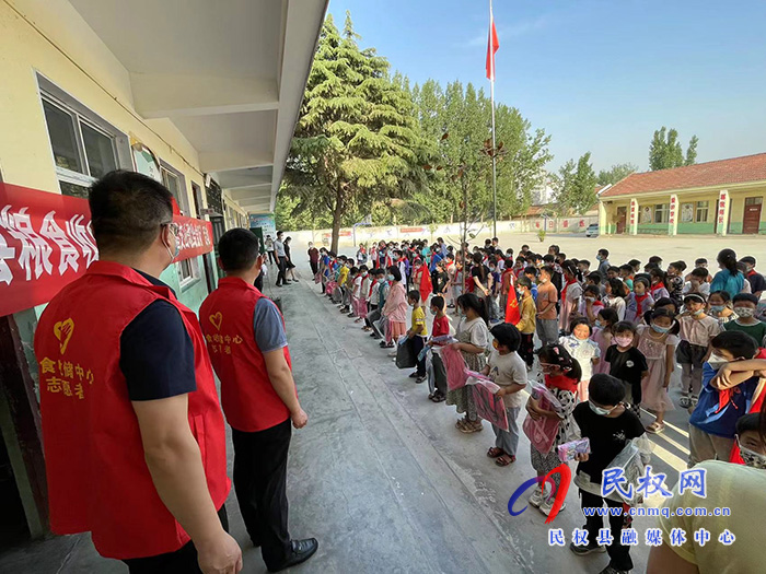 民權(quán)縣糧食收購儲備中心赴大陳莊小學(xué)開展“唱支紅歌給黨聽”活動