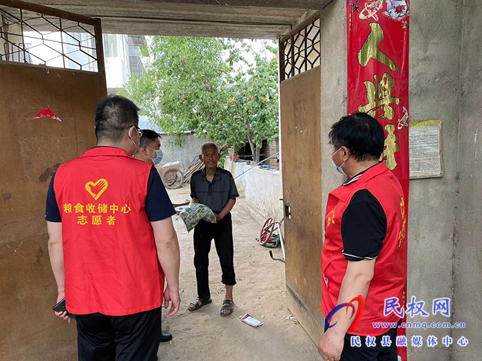 民權(quán)縣糧食收購(gòu)儲(chǔ)備中心深入結(jié)對(duì)幫扶村開展“端午節(jié)送溫暖 獻(xiàn)愛心”活動(dòng)