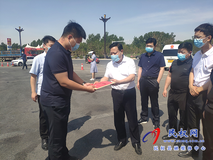 縣人大常委會黨組副書記石克林、副主任薛坤帶隊(duì)看望慰問防疫人員
