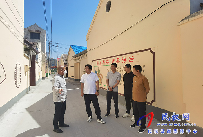 縣領導李君深入南華街道辦事處督導調研城市社區(qū)規(guī)范化管理工作