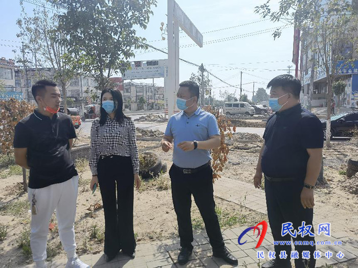 人和鎮(zhèn)黨委書記張翼、政府鎮(zhèn)長韓建深入各村委督導(dǎo)查看人居環(huán)境整治提升工作開展情況
