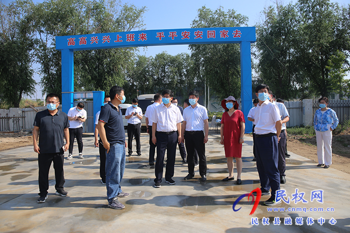 縣委書記張團結調研工業(yè)重點項目建設情況