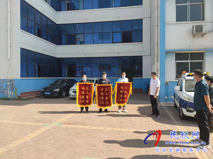 民權(quán)縣市場(chǎng)監(jiān)管局：執(zhí)法人員救人不留名，家屬送錦旗表謝意