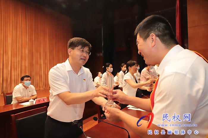 全縣農(nóng)村黨組織書記專業(yè)化管理工作推進(jìn)暨“新時代奮勇爭先好書記”表彰大會召開