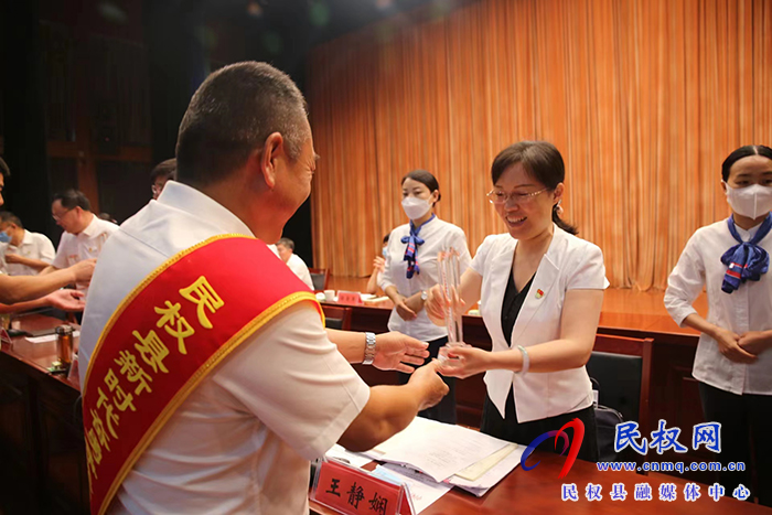 全縣農(nóng)村黨組織書記專業(yè)化管理工作推進(jìn)暨“新時代奮勇爭先好書記”表彰大會召開