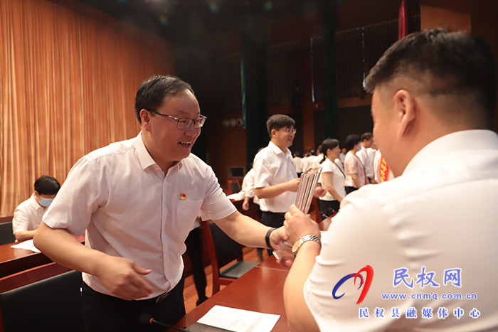 全縣農(nóng)村黨組織書記專業(yè)化管理工作推進(jìn)暨“新時代奮勇爭先好書記”表彰大會召開