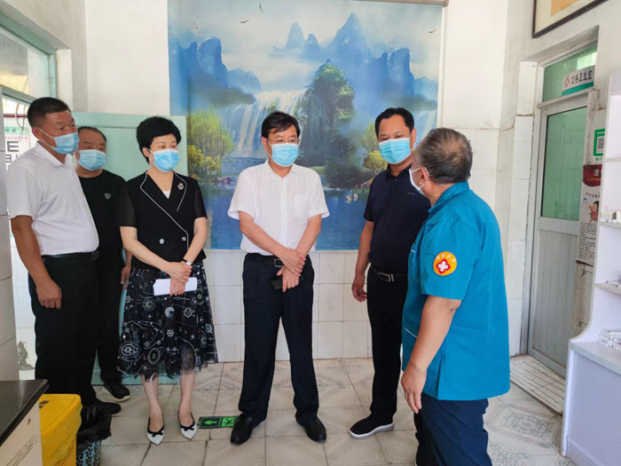 市人大常委會副主任、市總工會主席姬脈常到柏木崗村進(jìn)行調(diào)研