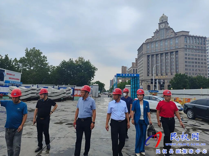 民權(quán)縣總工會(huì)駐鄭州農(nóng)民工服務(wù)中心帶領(lǐng)經(jīng)開區(qū)服務(wù)站開展夏季送清涼活動(dòng)