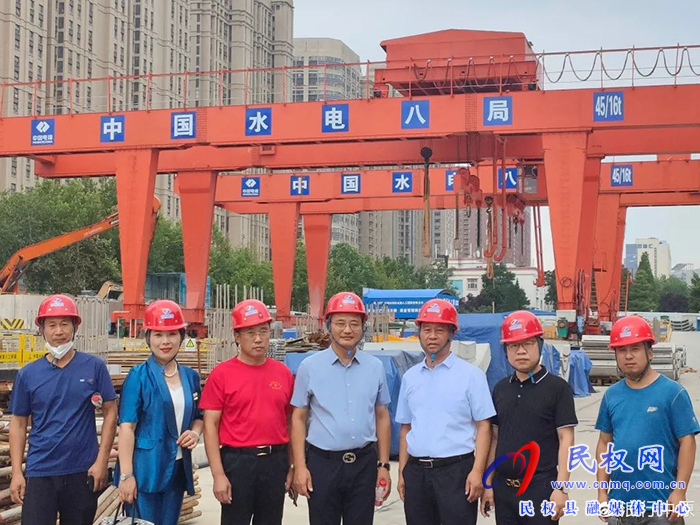 民權(quán)縣總工會(huì)駐鄭州農(nóng)民工服務(wù)中心帶領(lǐng)經(jīng)開區(qū)服務(wù)站開展夏季送清涼活動(dòng)