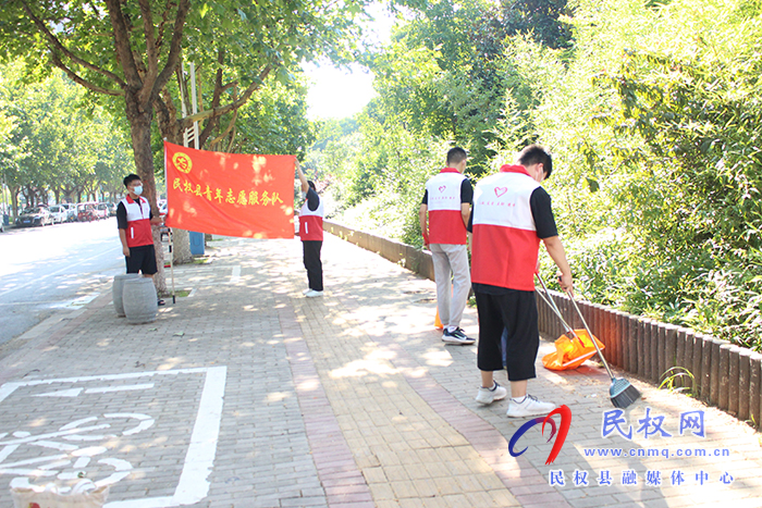 縣團委組織開展“衛(wèi)生環(huán)?！敝驹阜?wù)活動