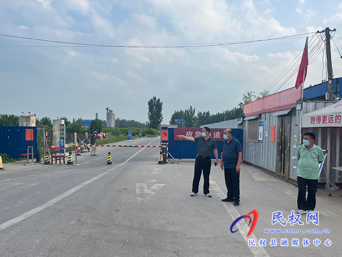 莊子鎮(zhèn)黨委書記安永超、鎮(zhèn)長馮金庫到各服務點檢查督導疫情防控工作落實情況