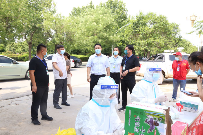 縣委常委、組織部長(zhǎng)王義彬督導(dǎo)疫情防控工作