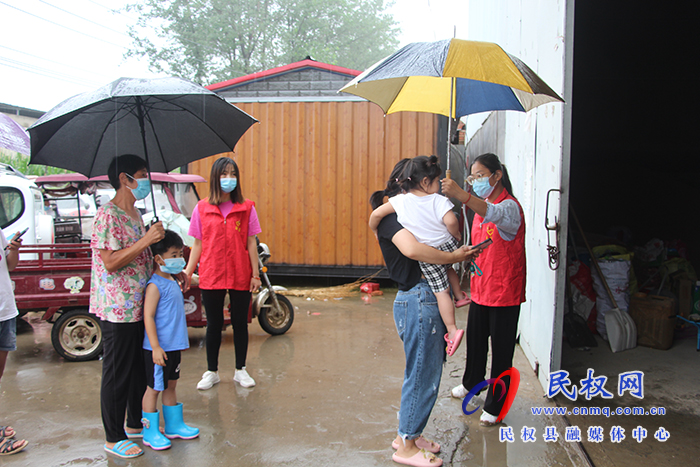 民權(quán)縣褚廟鄉(xiāng)風(fēng)雨中最美“志愿紅！”
