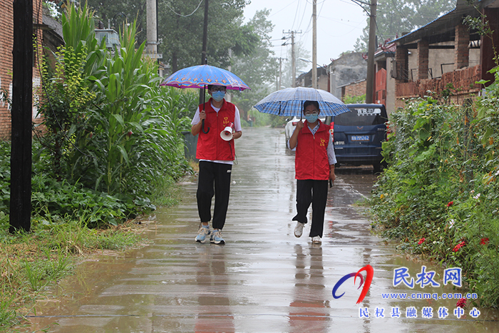 民權(quán)縣褚廟鄉(xiāng)風(fēng)雨中最美“志愿紅！”