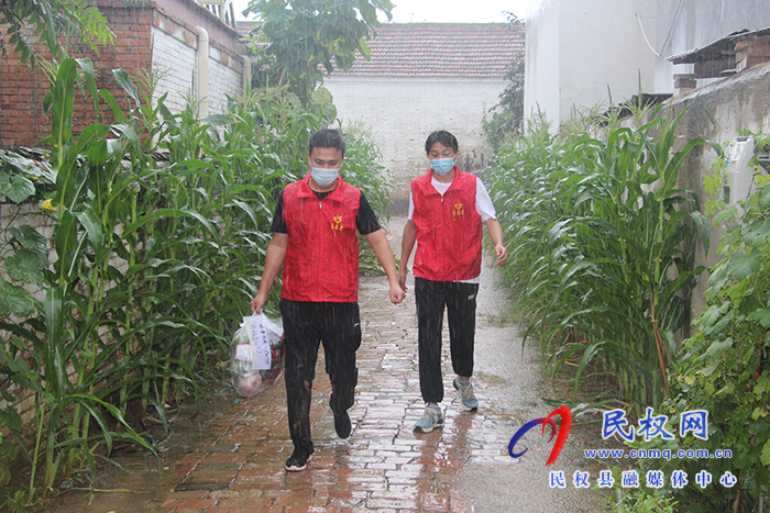 民權(quán)縣褚廟鄉(xiāng)風(fēng)雨中最美“志愿紅！”